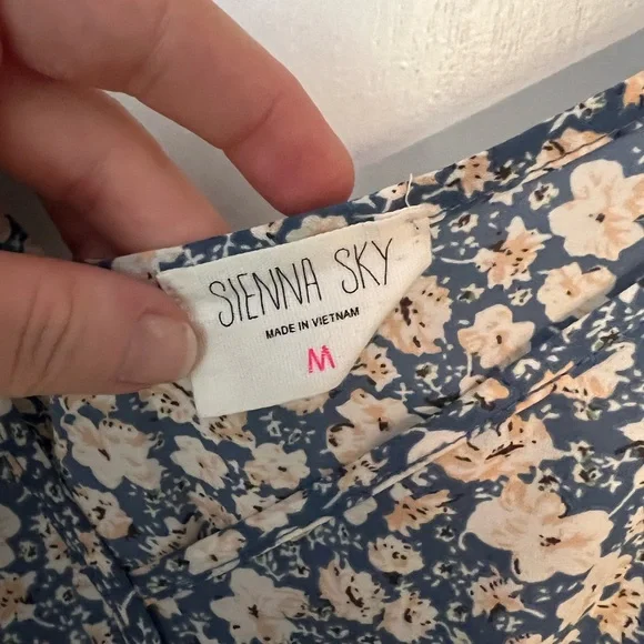 Sienna Sky Floral Off-Shoulder Women's Blouse Size Medium - Picture 4 of 7